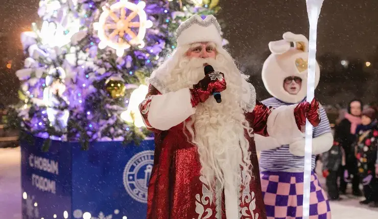 Первая в Красноярске новогодняя ёлка открылась в речном клубе «Остров»