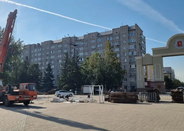 В Красноярске на площади Мира начали обустраивать каток