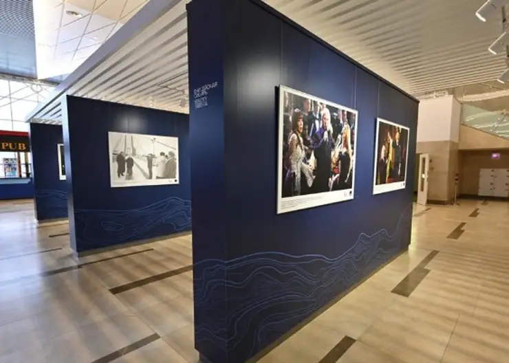 В аэропорту Красноярск открылась посвященная памяти Дмитрия Хворостовского фотовыставка