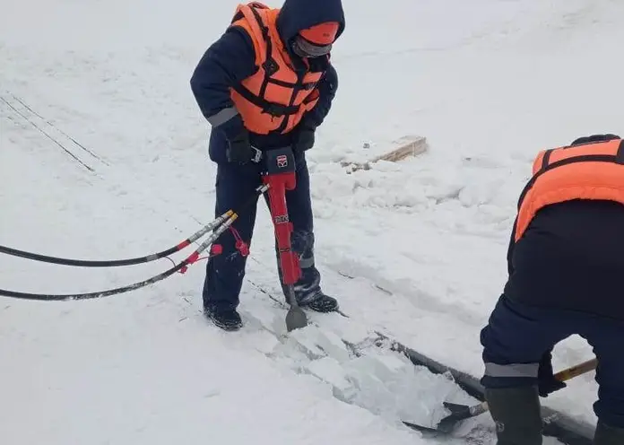 На Красноярском водохранилище для безопасности автомобилистов сделали 30-метровую траншею