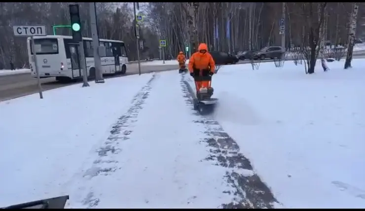 В Красноярске тротуары очищают с помощью современной техники