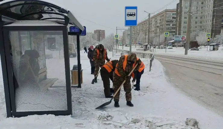 В Красноярске на борьбу со снегом на дорогах сегодня вышли 120 единиц техники