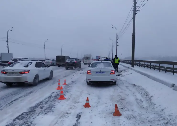 На Октябрьском мосту в Красноярске затруднено движение из-за столкновения трех авто