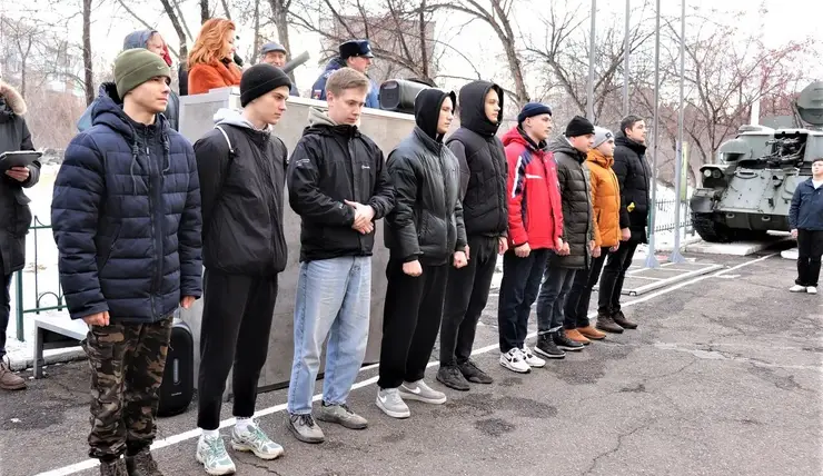 Школьники Центрального района встретились с участником СВО