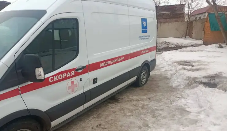 Житель Красноярского края угрожал медикам ножом и порезал колеса машины скорой помощи