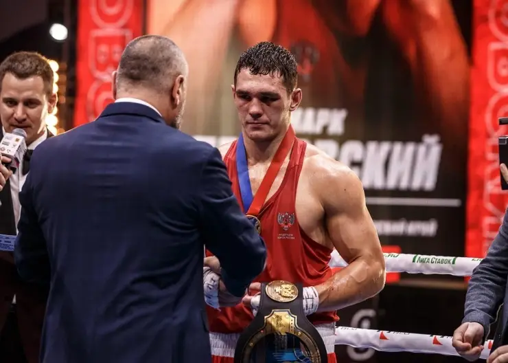 Марк Петровский победил в первом турнире в профессиональном боксе