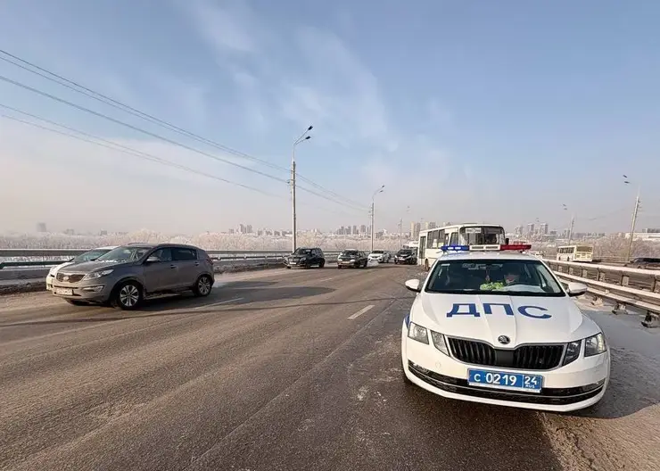 На Октябрьском мосту в Красноярске столкнулись автобус и грузовик