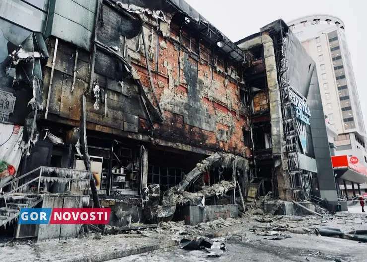 В Красноярске потушили пожар в торговом комплексе «Взлетка Plaza»: как это было