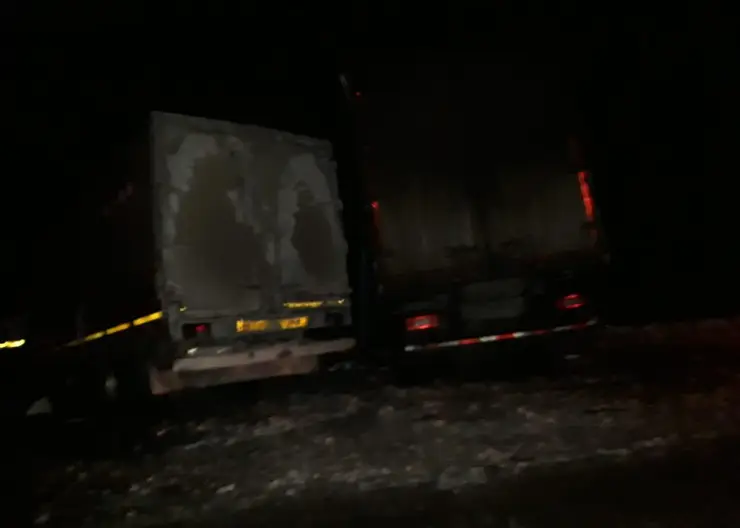 В Красноярском крае при столкновении двух грузовиков погиб один человек