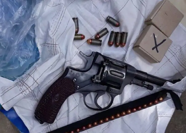 В Красноярском крае у 72-летнего мужчины нашли порох, патроны и оружие