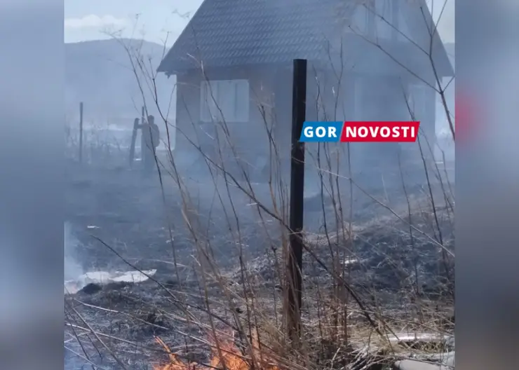 В Красноярске горит трава рядом с СНТ «Звезда-2»