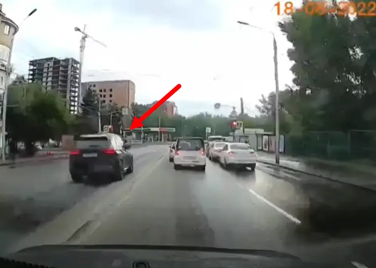 В Красноярске водитель BMW вылетел на встречку и проехал на «красный»