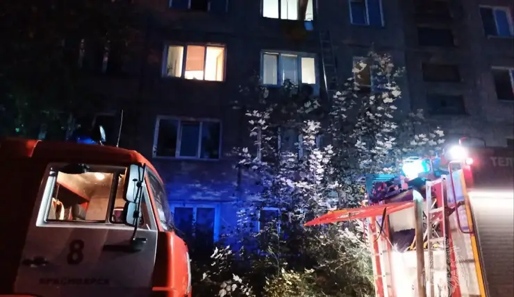 Более 150 человек эвакуировали из-за ночного пожара на 26 Бакинских Комиссаров в Красноярске