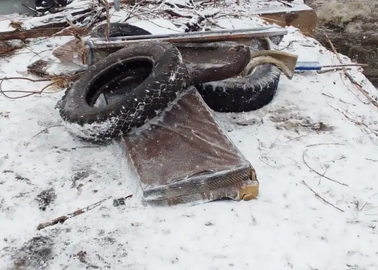 В Красноярске в реке Бугач нашли колеса и диваны