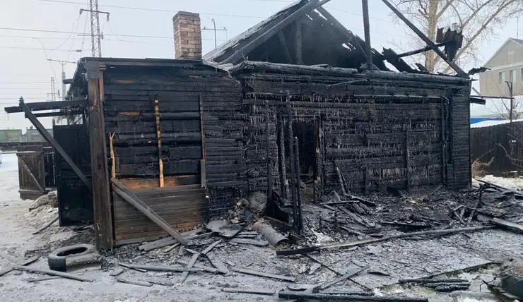 В Красноярском крае при пожаре в жилом доме погибли мать и двое маленьких детей