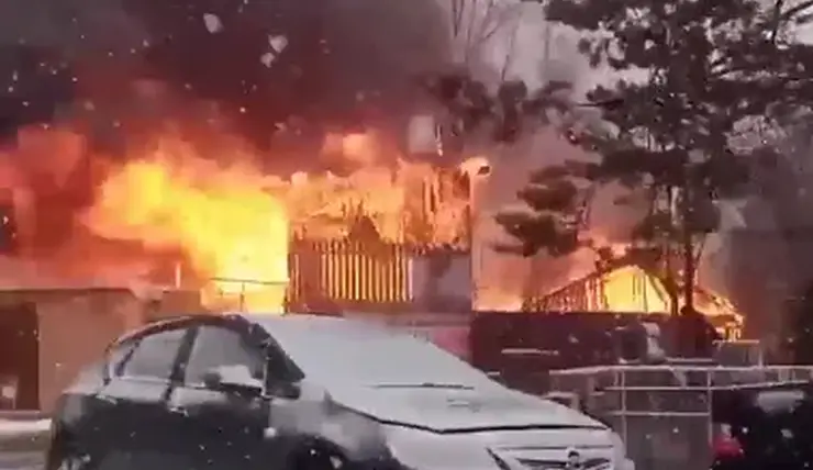 Под Красноярском горит магазин строительных материалов на площади 500 квадратных метров