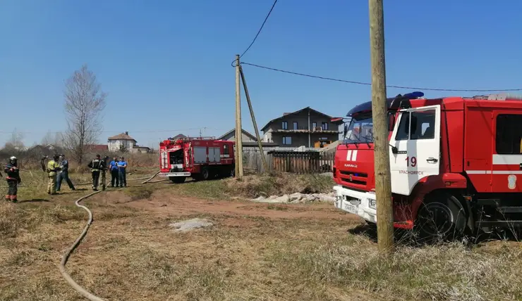 В Красноярске на улице Защитников Ленинграда неизвестный устроил пал травы