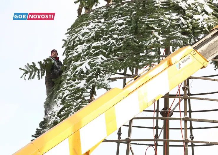 В Красноярске разбирают елку на площади Мира