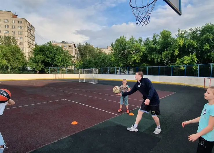 В Красноярске для детей от 5 до 12 лет организуют бесплатные тренировки по баскетболу