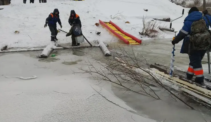 В Красноярском крае из-за угрозы отрыва льдины эвакуировали 36 рыбаков