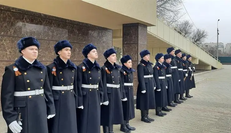 Краснодонские постовцы несут почётную вахту в сшитой в Красноярске новой форме