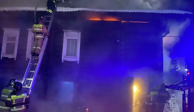 В Красноярске на улице Ленина сгорел двухэтажный деревянный дом
