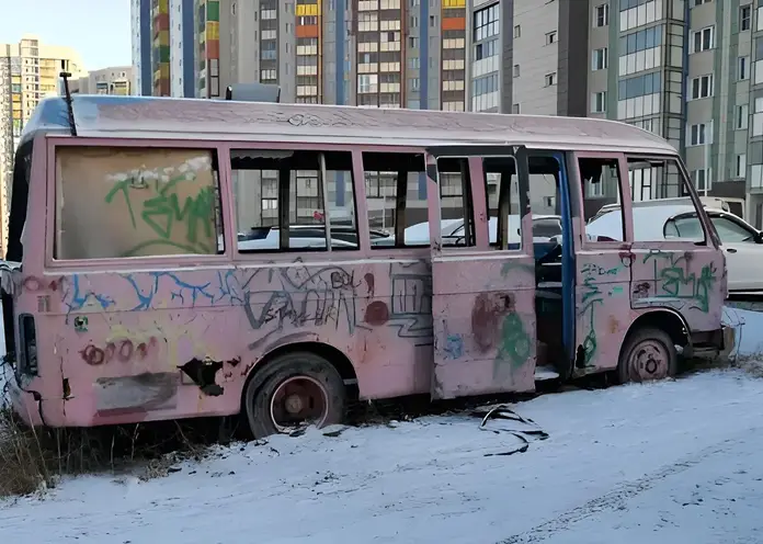 В Центральном районе Красноярска во дворе бросили автобус