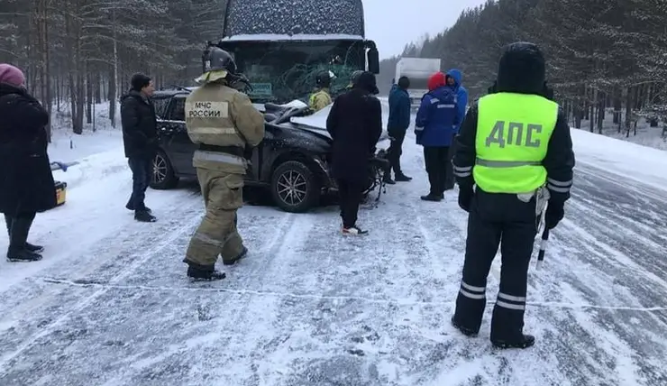 На трассе в Красноярском крае в ДТП с автобусом погибли 2 человека