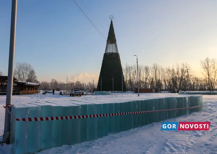 В Красноярске заливают каток и устанавливают елку в Татышев-парке