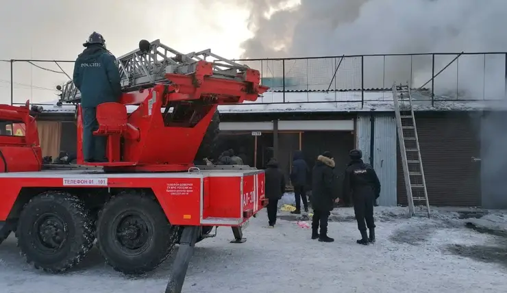 Полиция Красноярска начала проверку о краже игрушек на сгоревшем складе