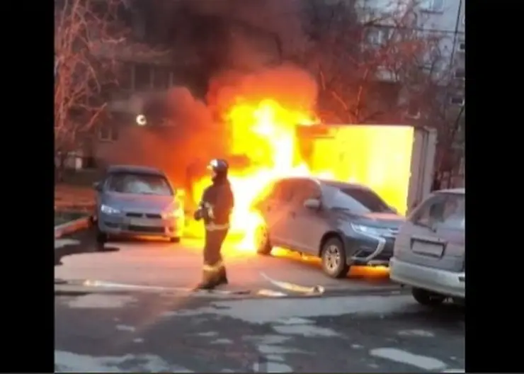 В Красноярске сгорели 3 автомобиля