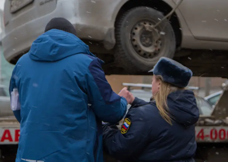 В Красноярске приставы взыскали с 26-летнего водителя штрафы за 146 нарушений ПДД