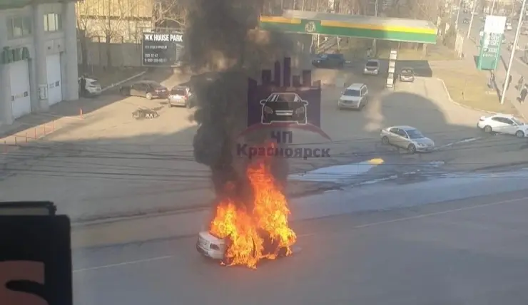В Красноярске на улице Телевизорной загорелся автомобиль