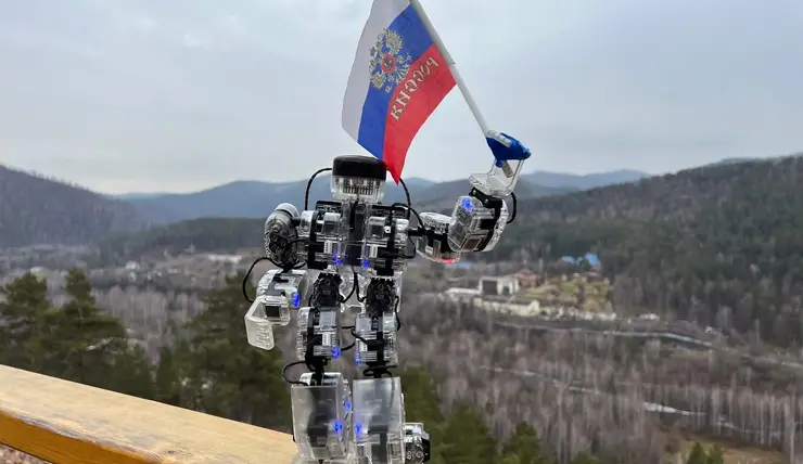 В Красноярске робот поднял флаг России на Торгашинском хребте