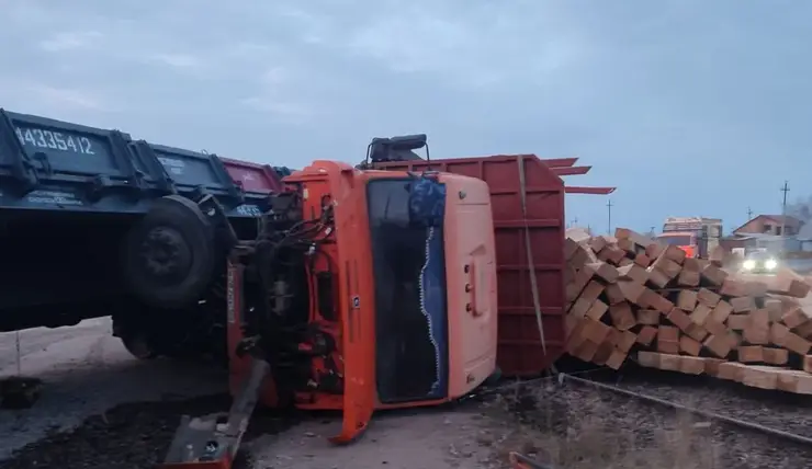 К Красноярском крае на ж/д переезде грузовой поезд столкнулся грузовиком