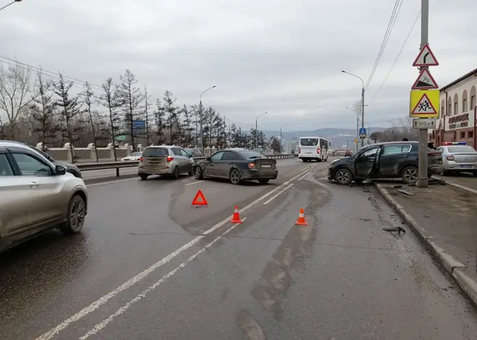 В Красноярске на улице Шахтёров затруднено движение из-за аварии с двумя машинами