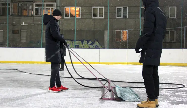 На дворовых спортивных площадках начали заливать лёд