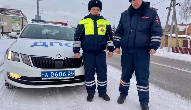 Под Красноярском сотрудники ДПС помогли водителю с пустым топливным баком