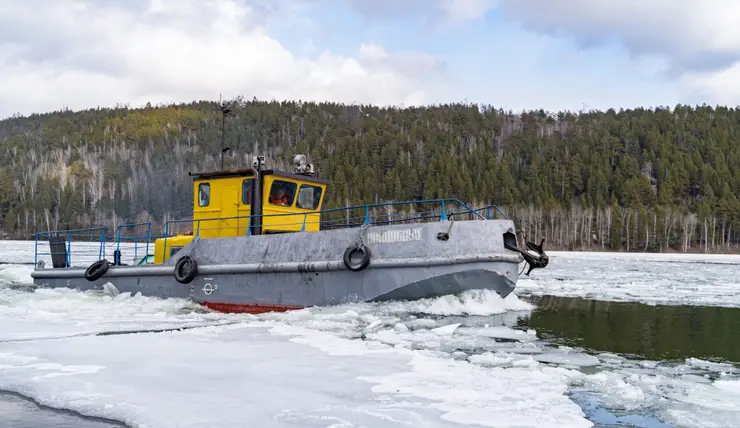 Лёд на реке Кан в Зеленогорске ломают с помощью ледокола «Иван Поддубный»
