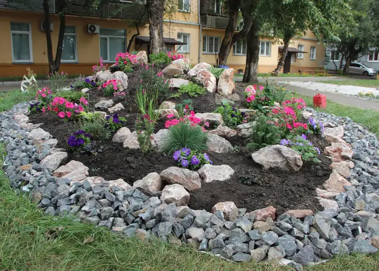 В Красноярске озеленили 100 дворов