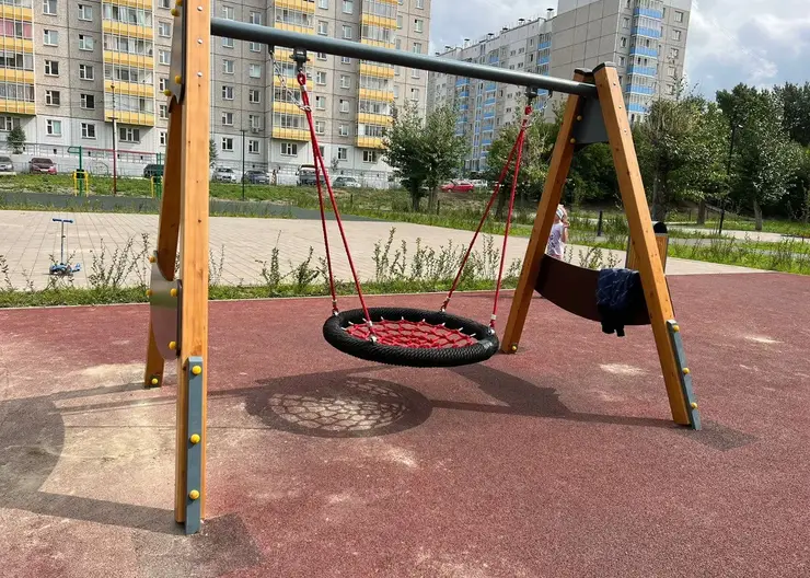 В Красноярске неизвестные пытались поджечь качели в новом парке на Тимошенкова