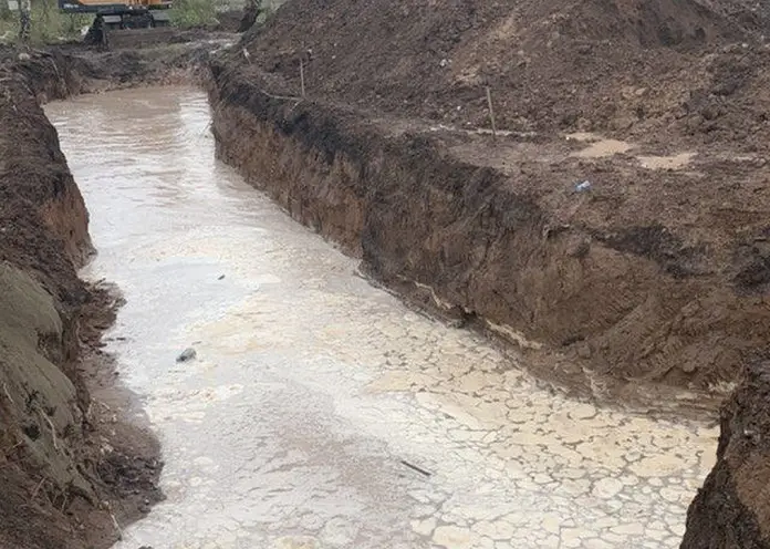 Жители деревни под Красноярском пожаловались на перебои с водой из-за дорожников