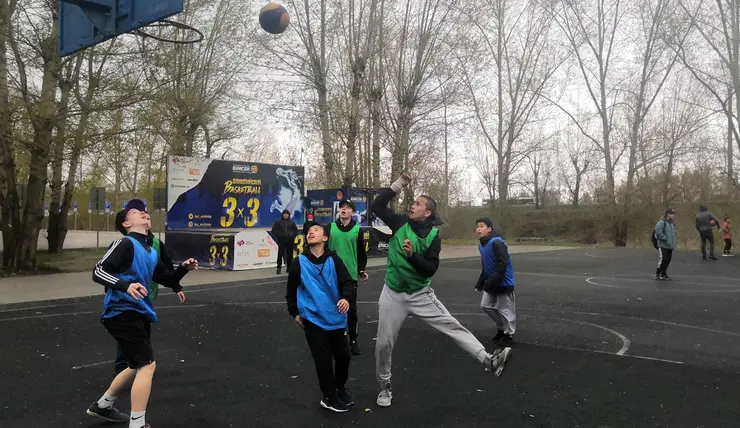 В Красноярске прошли соревнования по стритболу среди дворовых команд