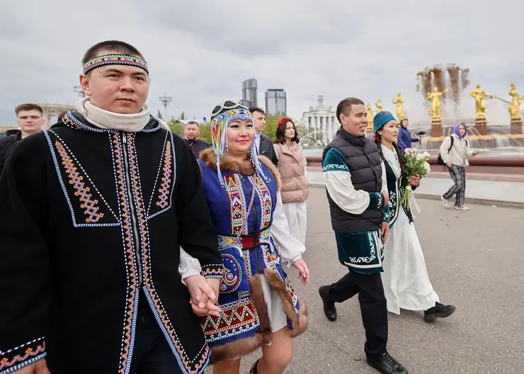 Пара из Таймыра поженилась на свадебном фестивале в Москве