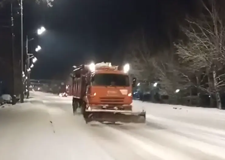 Улицы Красноярска убирают около 150 машин и более 200 рабочих после очередного снегопада