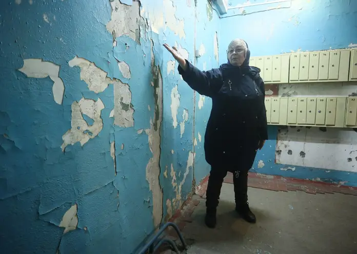 В Красноярске жители дома на Семафорной просят помощи у государства на ремонт подъездов