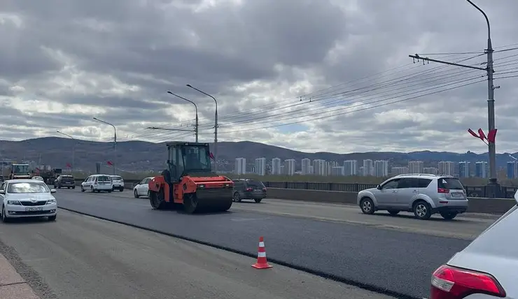 В Красноярске начали укладывать асфальт на Коммунальном мосту