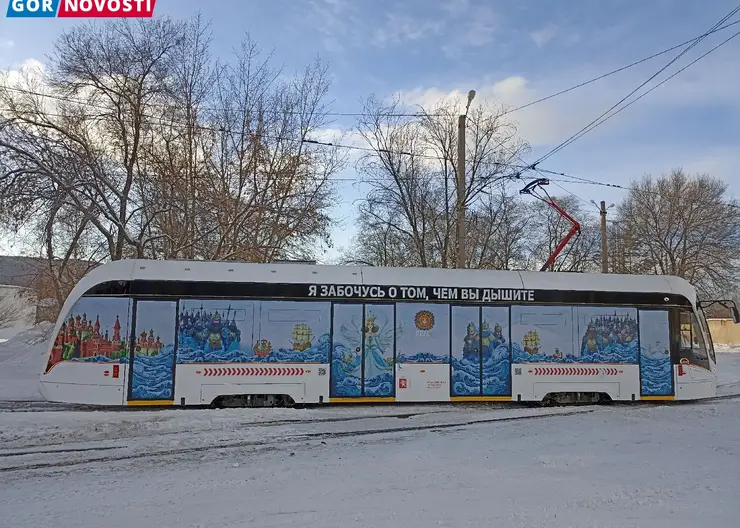 В Красноярске на линию вышел новогодний трамвай