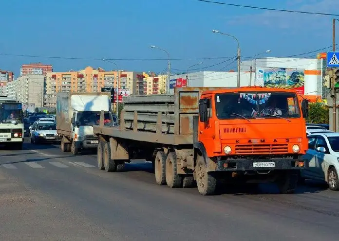 У красноярцев интересуются мнением о езде большегрузов по городу