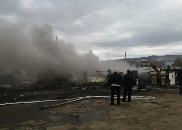 В Красноярске загорелись старые автобусы на территории КПАТП № 7
